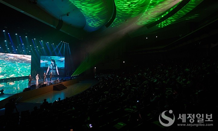 공연단 아티스티가 축하공연을 하고 있다.