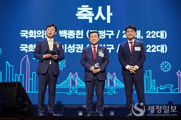 백종헌 국회의원과 이성권 국회의원이 축사를 하고 있다.