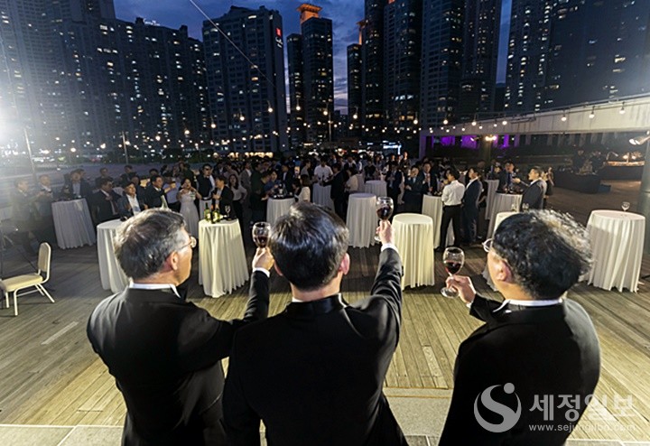 만찬에서 건배사를 하고 있다.