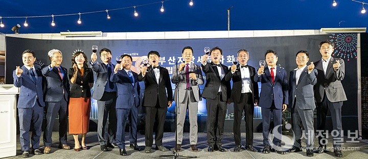 기념식 후 만찬이 진행되고 있다.