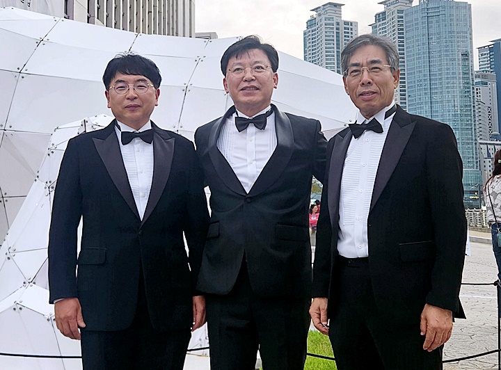 부산세무사회 창립 50주년 기념행사를 준비한 황인재 부산지방세무사회장(가운데), 김삼현 부회장(우), 홍재봉 부회장(좌)이 카메라 앞에서 포즈를 취하고 있다.