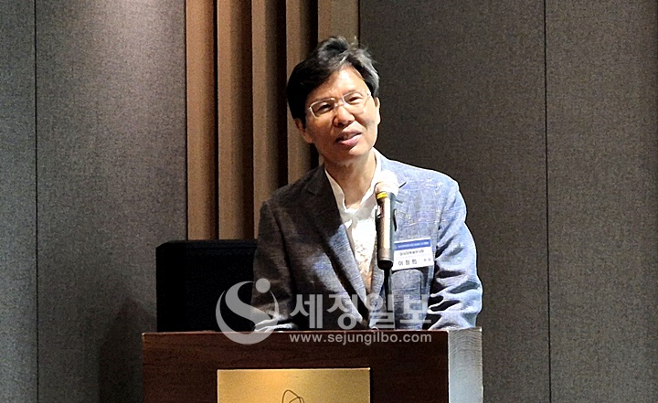 강서지역세무사회 새 회장으로 당선된 이정희 세무사가 25일 정기총회에서 인사말을 하고 있다. 이 회장은 앞으로 2년간 강서지역세무사회를 이끌어가게 된다.