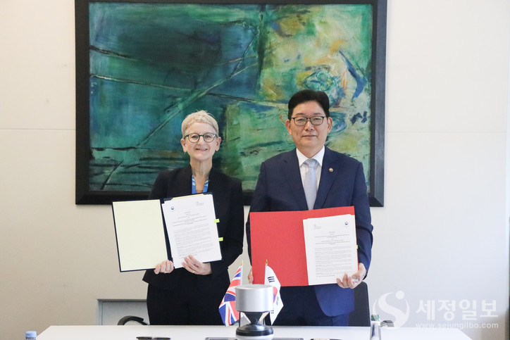  고광효 관세청장은 26일 영국 런던에서 관세당국과 ‘수출입 안전관리 우수업체 상호인정약정’을 체결했다. [사진: 관세청]