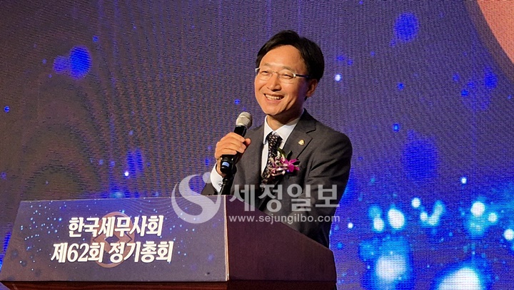 국세청 차장 출신인 임광현 더불어민주당 의원이 한국세무사회 정기총회에서 축사를 하고 있다.