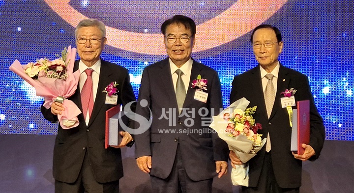 나오연 세무사와 송춘달 세무사가 국회의장 공로장을 받았다.