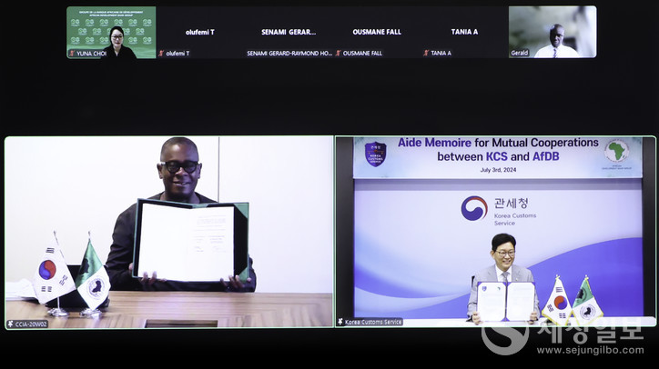 고광효 관세청장(오른쪽)이 3일 아프리카개발은행(AfDB)과 세관 개혁 및 현대화 촉진에 대한 상호협력 비망록(Aide Memoire)을 온라인 방식으로 체결하고 기념 촬영하고 있다. [사진: 관세청]