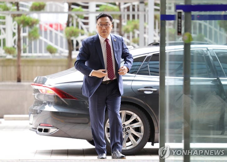 김병환 금융위원장 후보자가 5일 오전 서울 중구 예금보험공사에 마련된 인사청문회 준비 사무실로 출근하고 있다.