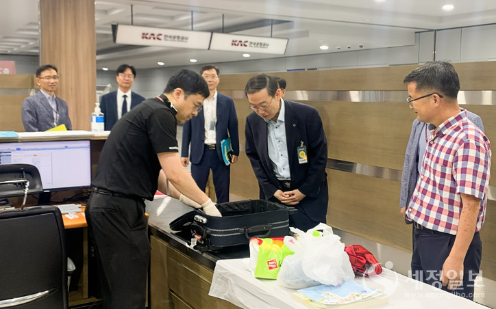 이명구 관세청 차장(가운데) 11일 오전 무안국제공항을 방문해 마약단속 현장을 점검하고 있다.