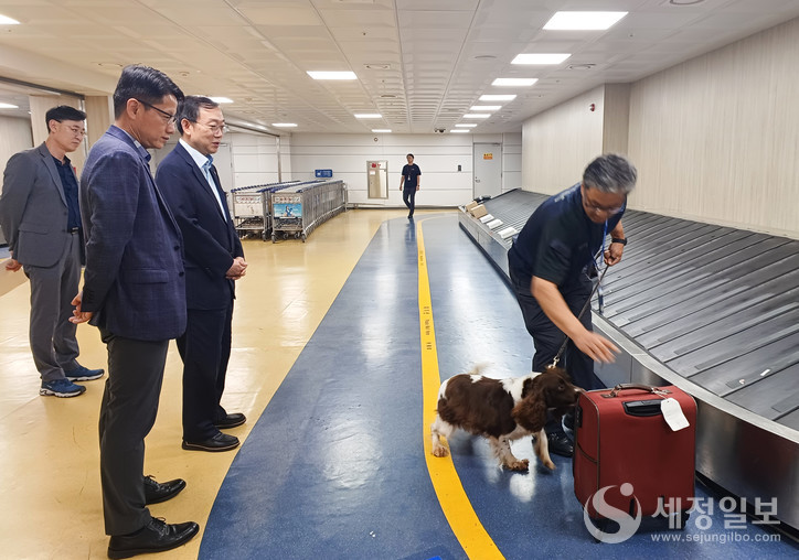 이명구 관세청 차장(왼쪽 첫번째)이 10일 오후 제주국제공항을 방문해 마약단속 현장을 점검하고 있다