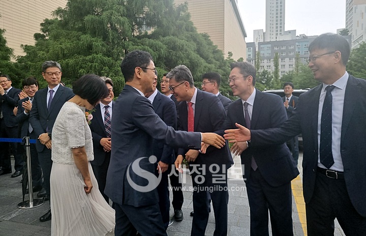 김창기 국세청장이 부산, 제주 등 전국 각지에서 올라온 지방국세청장 등 간부들과 인사를 나누고 있다.