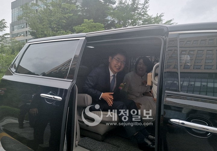 김창기 국세청장이 퇴임식 후 차량에 탑승한 뒤 인사를 건네고 있다.