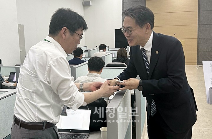 국세청 기자실에서 권종일 세정일보 기자와 명함을 교환하고 있다.