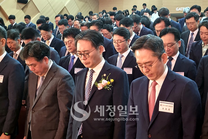 취임식에 앞서 순국선열에 대한 묵념을 하고 있다. 사진 앞줄 오른쪽부터 오호선 중부청장, 강민수 국세청장, 김태호 차장.