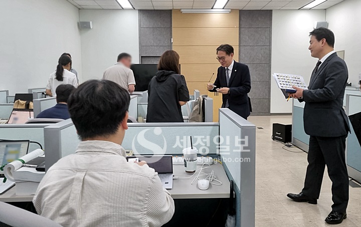 강민수 국세청장이 23일 취임식 직전 국세청 기자실을 찾아 출입기자들과 인사하고 있다.