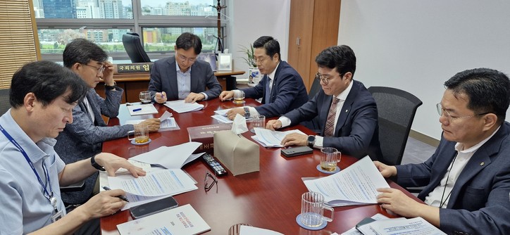 세무사회는 지난 7월 31일 구재이 회장과 임원들이 국회 기획재정위원회 임광현 의원을 찾아 전자신고세액공제 폐지 등 세무사회 현안에 대해 설명했다고 밝혔다.[사진=세무사회 제공]