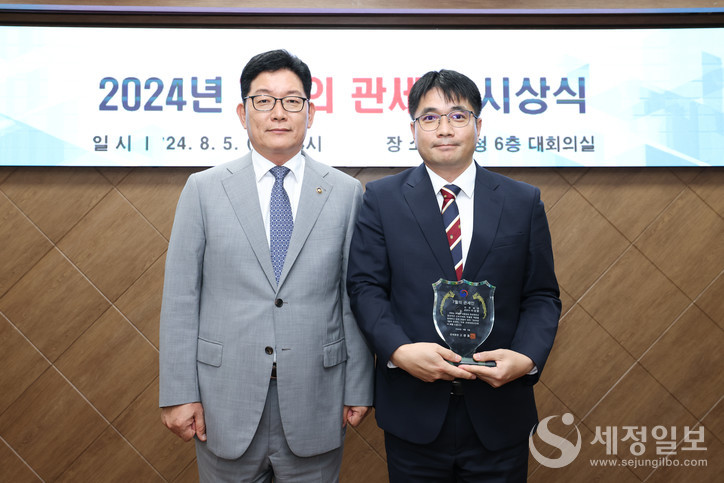 고광효 관세청장(왼쪽)과 7월의 관세인으로 선정된 인천세관 이상량 주무관. [사진: 관세청]