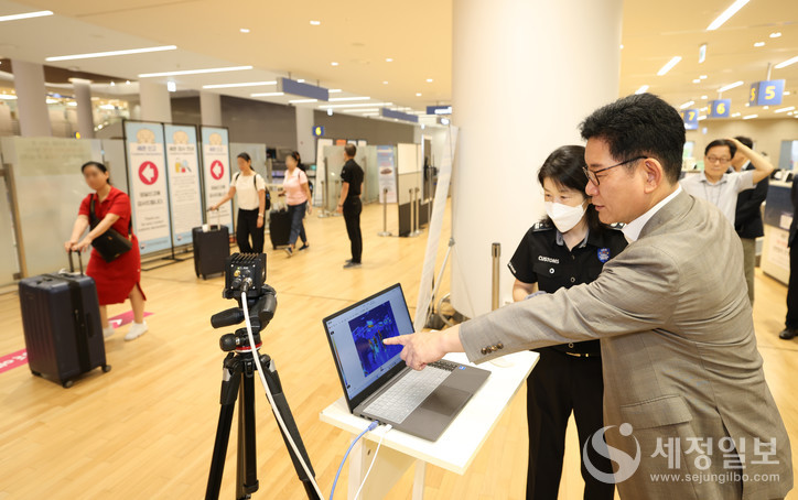 고광효 관세청장(오른쪽)이 7일(수) 멕시코발 여행자가 입국하는 새벽 시간대에 인천국제공항을 방문해 세관의 검사 절차와 여행자의 수하물을 직접 점검하는 등 멕시코발 마약밀수에 대한 강력 대응을 지시했다. [사진: 관세청]