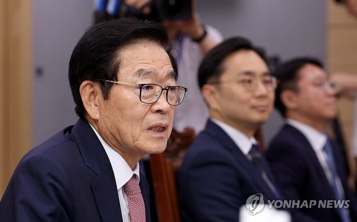 정상명 검찰총장후보추천위원회 위원장이 7일 오후 경기 정부과천청사 법무부에서 윤석열 정부 두 번째 검찰총장 후보군을 압축하기 위한 회의를 주재하고 있다. 