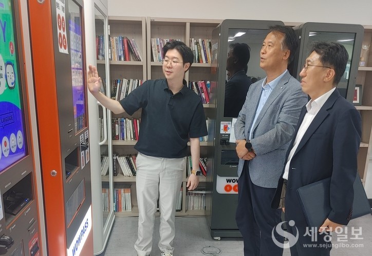 한창령 관세청 조사국장(오른쪽)이  ㈜오렌지스퀘어를 방문해 현장 의견을 청취하고 있다. [관세청 제공]