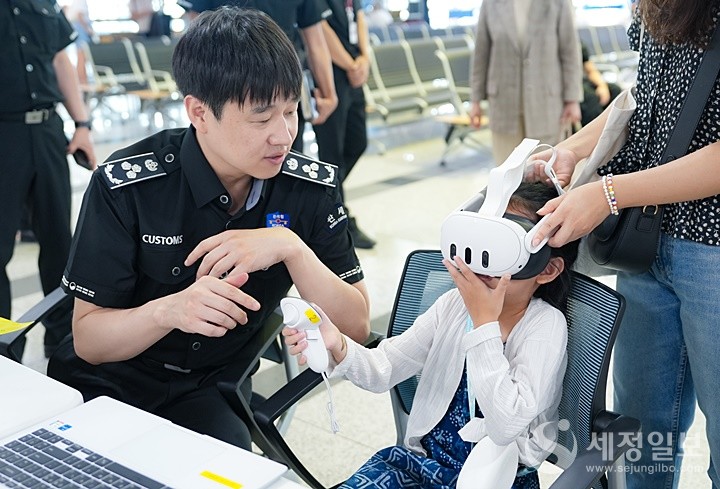 청주국제공항에서 관세인재개발원과 청주세관 직원들이 공항 이용객 대상 마약류 근절을 위한 VR체험을 진행하고 있다. [사진: 관세청]