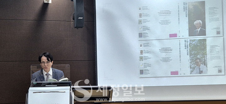 장홍래 박사가 설린 최명근 선생의 약력 소개를 하고 있다.