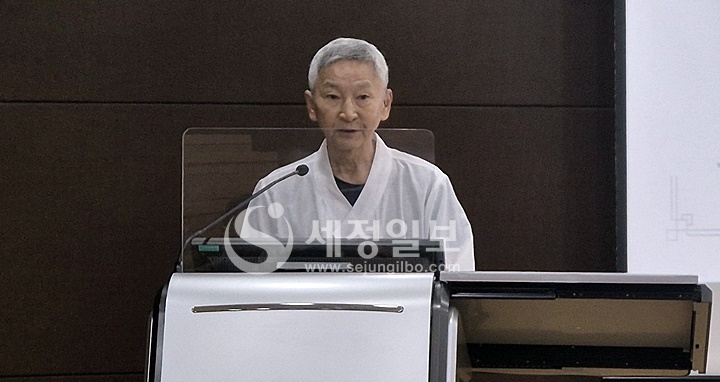 김정식 박사가  추모문집 봉정 경과보고를 하고 있다.