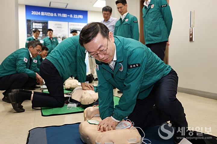 이명구 관세청 차장이 20일 정부대전청사에서 심폐소생술 훈련을 실시하고 있다. [관세청 제공]