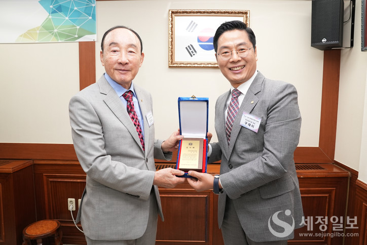 김영식 전임 성북지역세무사회장(좌)이 감사패를 전달받고 있다. [사진: 한국세무사회]