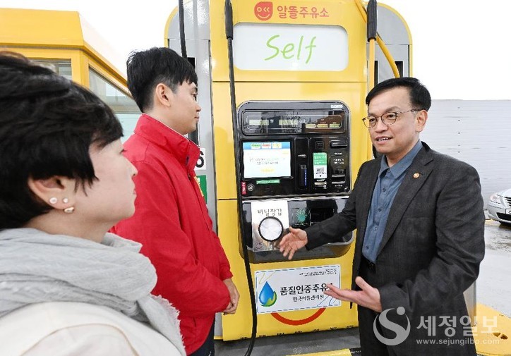 최상목 부총리 겸 기획재정부 장관이 4월 15일 오후 청주 소재 알뜰주소유를 방문, 유류세 인하 조치 추가 연장 관련 석유제품 가격동향을 점검하고 알뜰주유소 운영 관련 현장의견을 청취하고 있다. [사진 : 기획재정부]