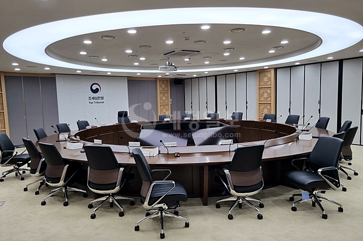 전원회의를 위해 마련된 조세심판원 대심판정.