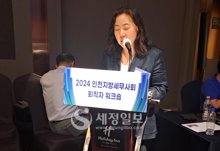 회직자 워크숍 주제발표에 앞서 사회를 맡아 행사를 진행하고 있는이은선 연구이사..