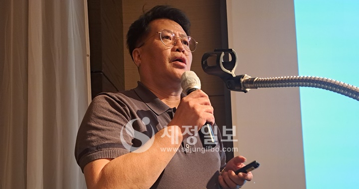 주제발표2, 온라인 전자투표 소개 및 시연을 하고있는 김동환 한국전자투표 현장지원팀장.