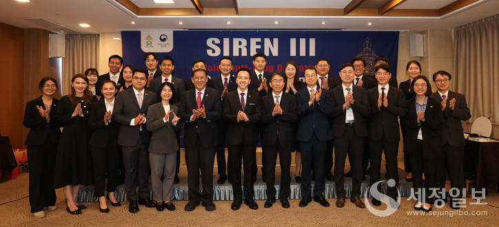 한창령 관세청 조사국장(왼쪽 여덟번째)이 29일 서울에서 개최된 '제3차 한-태 마약 합동단속 성과 보고회'를 마치고 관계자들과 기념 촬영하고 있다. [사진: 관세청]