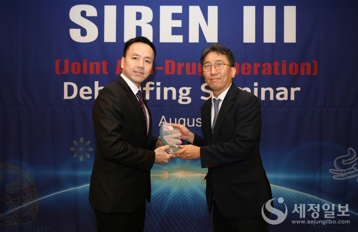 한창령 관세청 조사국장(오른쪽)이 29일 서울에서 개최된 '제3차 한-태 마약 합동단속 성과 보고회'에서 태국 관세총국 판통 부총국장과 기념 촬영하고 있다. [사진: 관세청]