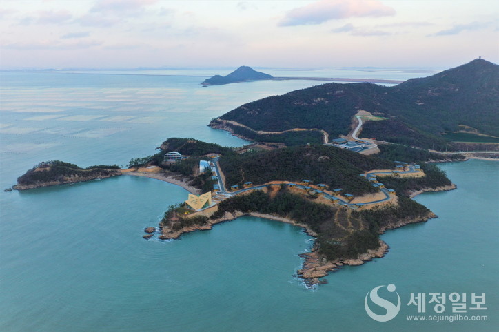 신시도휴양림 전경 : ￮(특징)24개 섬이 모여 있는 고군산군도 섬 중 첫 관문에 위치한 가장 큰 섬으로 신시도 앞바다를 지날 때면 한 폭의 그림 같은 월영단풍(月影)을 감상할 수 있음 ￮ (소재지)전북 군산시 옥도면 신시도길 271
