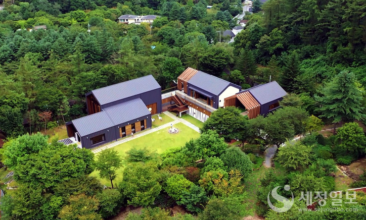 유명산휴양림 체험센터 전경 : ￮(특 징)국가산림문화자산인 약 79,338㎡ 규모의 자생식물원을 보유하고 있어 자연교육과 생태 교육을 병행하는 전국 유일의 자연휴양림 ￮ (소재지)경기 가평군 설악면 유명산길 79-54