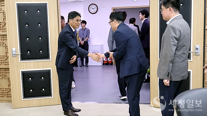 이상길 조심원장이 심판원 직원들과 인사를 나누고 있다. [심판원 제공]