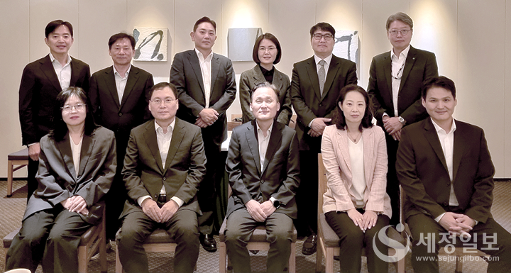 4일 열린 제1회 지속가능성위원회에서 기념 촬영을 하고 있다. 앞줄 왼쪽부터 조연주 한국공인회계사회 이사, 윤창호 한국공인회계사회 상근대외협력 부회장, 전규안 숭실대학교 교수, 남재인 SK SUPEX SV추진팀 부사장, 이웅희 한국회계기준원 상임위원. 뒷줄 왼쪽부터 강경진 한국상장사협의회 정책2본부 상무, 강동호 신한회계법인 상무, 이동석 삼정회계법인 전략컨설팅본부 본부장/부대표, 권미엽 삼일회계법인 파트너, 이영석 위드회계법인 대표, 조남진 안진회계법인 경영자문부문 부대표.