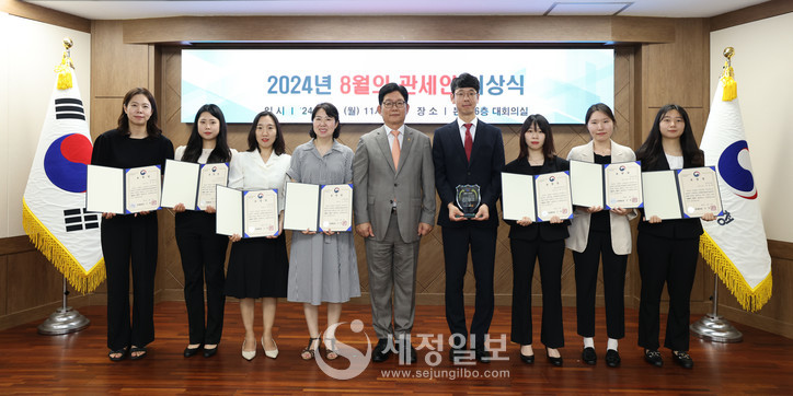 관세인 수상자들과 단체사진(왼쪽에서 5번째 고광효 관세청장). [사진: 관세청]