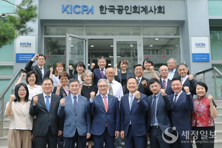 한국공인회계사회와 타이페이시 공인회계사협회가 회계·감사제도 소개 및 현안 등을 논의했다. (앞줄 좌로부터 한국공인회계사회 조연주 상근이사, 윤창호 상근대외협력부회장 권혁재 회계감리부회장, 서원정 상근부회장, 타이페이시 공인회계사협회 푸웬펑 (傅文芳) 회장, 왕시아시앙(王家祥) 국제위원장)