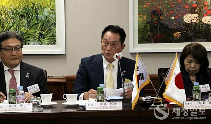 키타지마 노리유끼 회장이 인사말을 하고 있다.