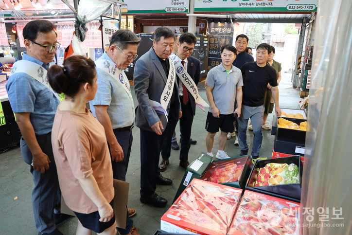 계양산전통시장에서 전통시장 장보기 행사를 하고 있는 인천지방회 임원진 모습