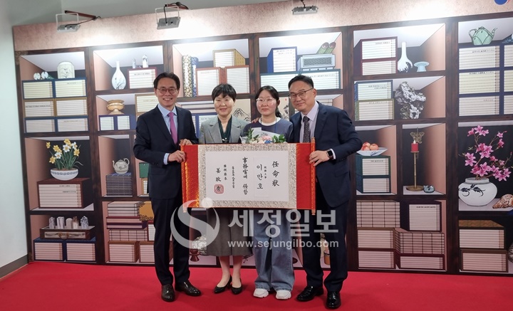 강민수 국세청장이 승진자 가족과 기념촬영을 하고 있다.