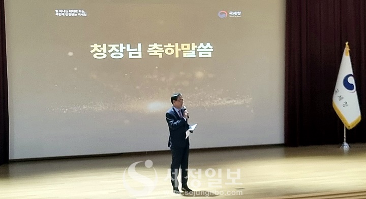 강민수 국세청장이 승진자와 가족들에게 축하 인사를 전하고 있다.