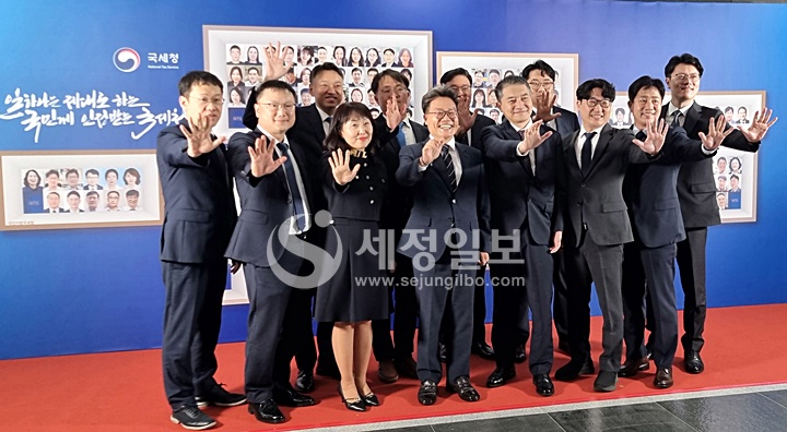 한경선 대구청장을 비롯한 대구청 승진자들이 기념촬영을 하고 있다.