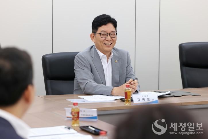 24일 대전 소상공인진흥공단에서 공단 관계자들과 수출지원 방향을 논의하고 있는 고광효 관세청장. [사진: 관세청]