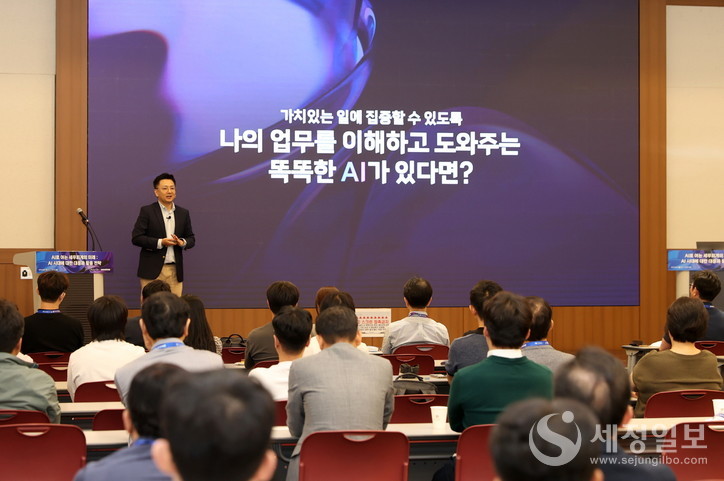 더존비즈온 송호철 플랫폼사업부문 대표가 24일 부산 벡스코에서 열린 ‘2024 세무사·회계사 대상 전국 로드쇼’에서 세무사·회계사와의 상생 협력 플랫폼인 WEHAGO T를 소개하고 있다.