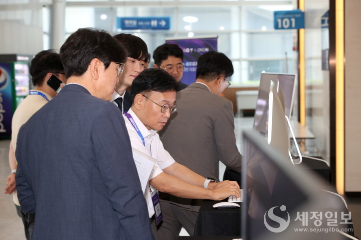 더존비즈온의 AI 전문가들이 ‘2024 세무사·회계사 대상 전국 로드쇼’에서 WEHAGO T와 ONE AI 활용 시연을 통해 세무사들이 업무 효율성을 높일 수 있는 방법을 설명하고 있다.