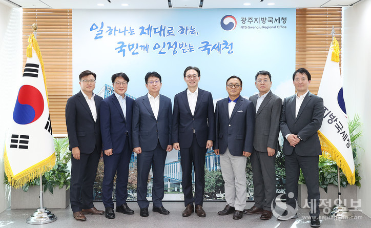 강민수 국세청장은 25일 광주지방국세청을 찾아 박광종 광주청장으로부터 지역현안을 청취했다. (좌측부터 노현탁 광주청 조사2국장, 박인호 광주청 조사1국장, 박광종 광주지방국세청장, 강민수 국세청장, 강병수 광주청 성실납세지원국장, 백계민 광주청 징세송무국장, 김휘영 국세청 대변인)