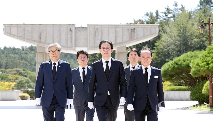 강민수 국세청장이 25일 국립 5.18민주묘지를 참배하고 있다. (좌측부터 원순석 5·18기념재단 이사장, 박광종 광주국세청장, 강민수 국세청장, 김휘영 국세청 대변인, 김범태 묘지관리소장)